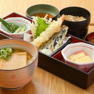 アレルギーがあるお客様にとって、外食をする場合気になるのがアレルギー表示だと思います、【自家製麺 杵屋】では、安心してお客様が食事を楽しめるようメニュー内にアレルギーの表示を行っています。