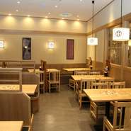店内は落ち着いた和風の雰囲気。テーブル席が中心となっているので、足が不自由な方やお年を召した方も、ゆっくりお食事を楽しむことができます。また、お子様用の椅子などもご用意しています。