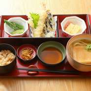 ごはんの他に天ぷらなどが付いたセットメニューです。きつねや牛肉、冷やし月見とろろなど6種類のうどんの中からお好きなものをひとつ選ぶことができます。いろいろなうどんを食べ比べてみるのもアリです。