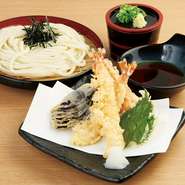 天ぷらのさくさくとした食感と、うどんのコシを楽しむことができる一品。ざるうどんと言うとどうしても暑い季節限定のメニューですが、ここでは1年を通して楽しむことができます。