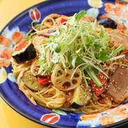 有名な京野菜のひとつ賀茂なすと合鴨の肉を使用したカモのコラボが楽しめる一品。京野菜の中でも、特に瑞々しいと人気の賀茂なすを醤油ベースで味付けしたこのメニューは、ご年配の方に人気があります。