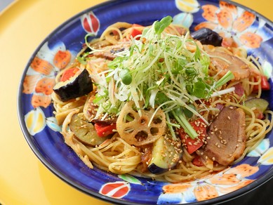 和風ベースの『合鴨と賀茂なすと蓮根のもろみ醤油香味野菜添え』