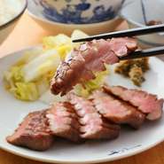 選び抜いた極上の肉。その旨みをダイレクトに感じていただけるよう炭火でじっくりと焼き、塩味で仕上げました。豊かな風味と十分な食べ応えを存分にご堪能あれ。お好みに合わせ、一味や岩塩も用意しております。