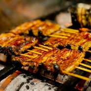 旨みが濃厚な国産鰻へのこだわりは専門店ならでは。背開きにし、蒸してからふっくらと焼き上げる関東風の鰻を、秘伝のたれで存分に味わえます。『鰻重』や『鰻丼』といった定番から串料理までバリエーションも豊富。