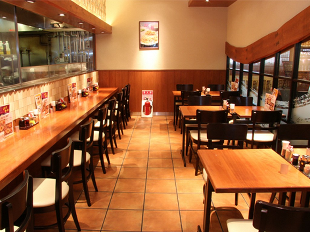 カウンター席あり。一人でも気軽に立ち寄れる雰囲気