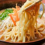 素材の旨みが融合した、【古潭】特製白濁スープと、熟練職人が練り上げたコシの強い太麺が人気。天王寺の地下街「あべちか」で生まれて大阪で長年親しまれている伝統の味を堪能してはいかがでしょうか。