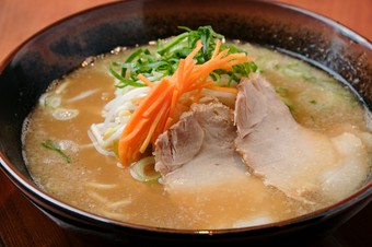 毎朝仕込んでいる、コクがあり、まろやかな秘伝スープが人気の『古潭らーめん』