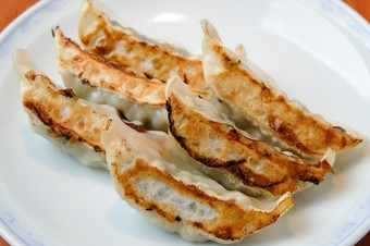 食材は、全て国産にこだわった、肉汁たっぷりジューシーな味わいの『焼ぎょうざ』