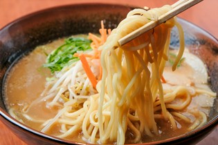 秘伝のスープと程よく絡むよう工夫された、オリジナルの太麺