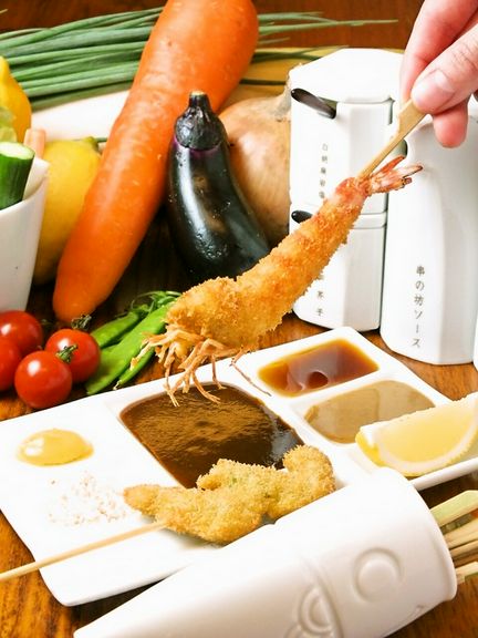 色とりどりの食材や串カツに合わせた食器を使用