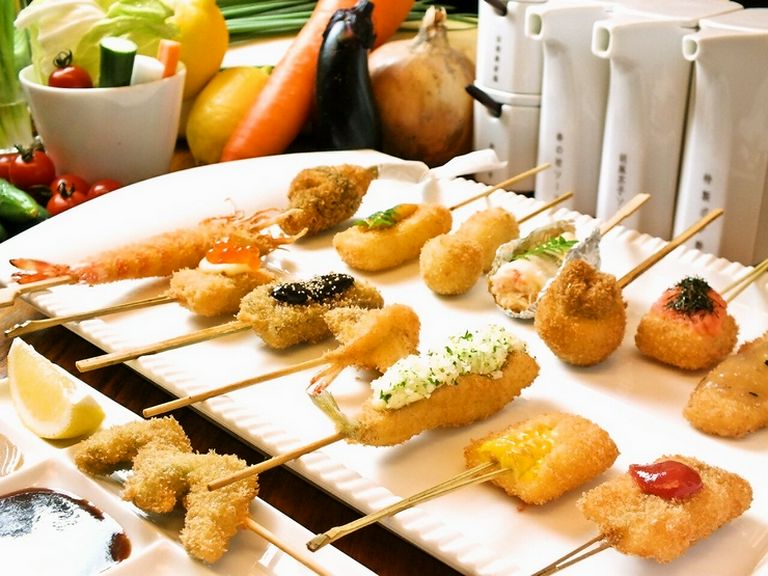 サクサクの串カツを味わいながら、にぎやかに過ごす宴の席