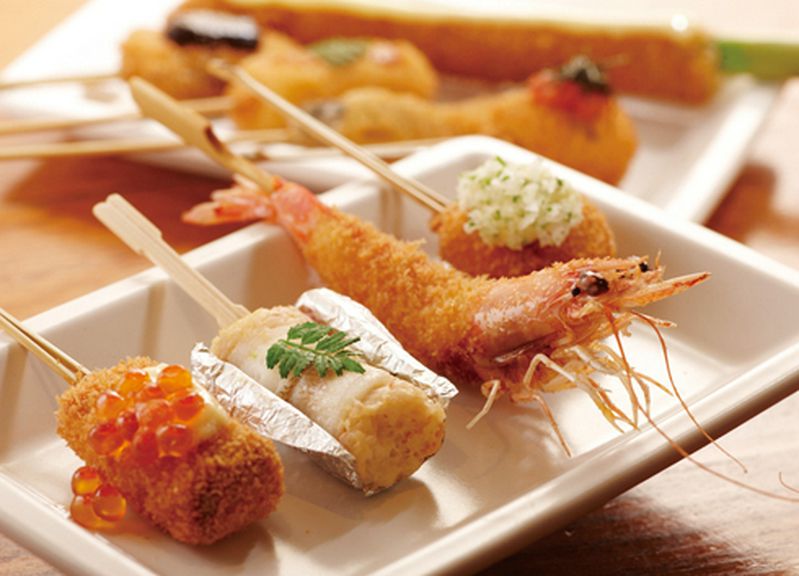 カラッと揚がった串カツをおまかせで満喫できます。串カツ16種で5000円相当