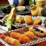ランチ限定 串カツ八種。厳選した本日おすすめの串カツを、揚げたてにてご用意いたします。