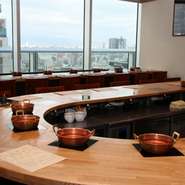家族連れや観光客で賑わうお店の魅力は、カウンター席で食事に集中できること。最高級のお肉にこだわった品揃えに、ランチもディナーも訪れる者を虜にしちゃいます。肩ひじ張らない気さくな雰囲気も人気の秘密です。