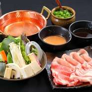 産地直送の肉を時間をかけ熟成させた豚肉は旨みが増します。岩手県のプレミアムポーク『白金豚』を部位別で3種【ロース・バラ・塩ロース】を思う存分味わえる贅沢なメニューです。