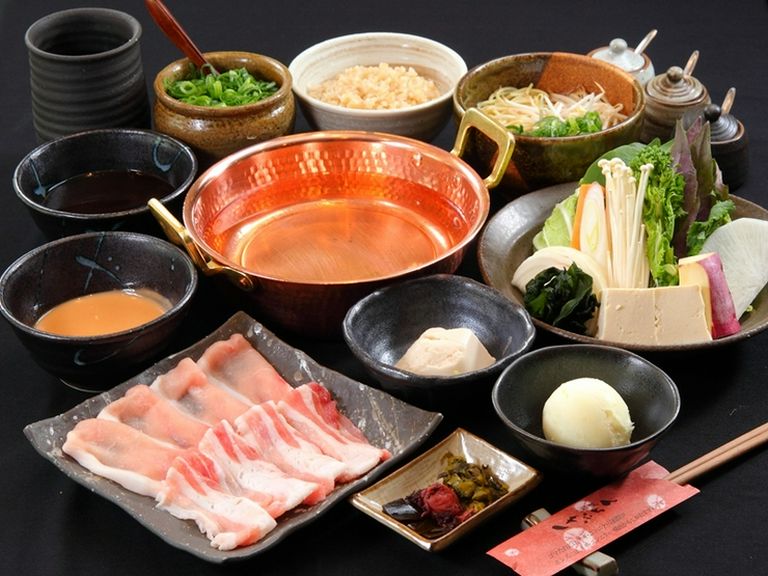人気の白金豚（プラチナポーク）のランチセットです！
自慢の手作りゴマ豆腐つき♪
