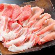 鮮度抜群の高級食材を仕入れます。特に豚肉は日本を代表する『白金豚』『やんばる島豚』『富士金華』を食べ比べていただけます。野菜も充実してヘルシーな点は、女性のお客様から好評です。