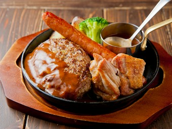 洋食の王道！　ボリューミーで贅沢な一皿『MIXグリル』