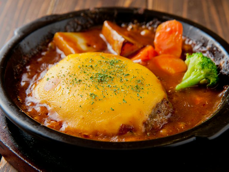 とろ〜りゴーダチーズが絶妙に絡む『デミ煮込みチーズハンバーグ』