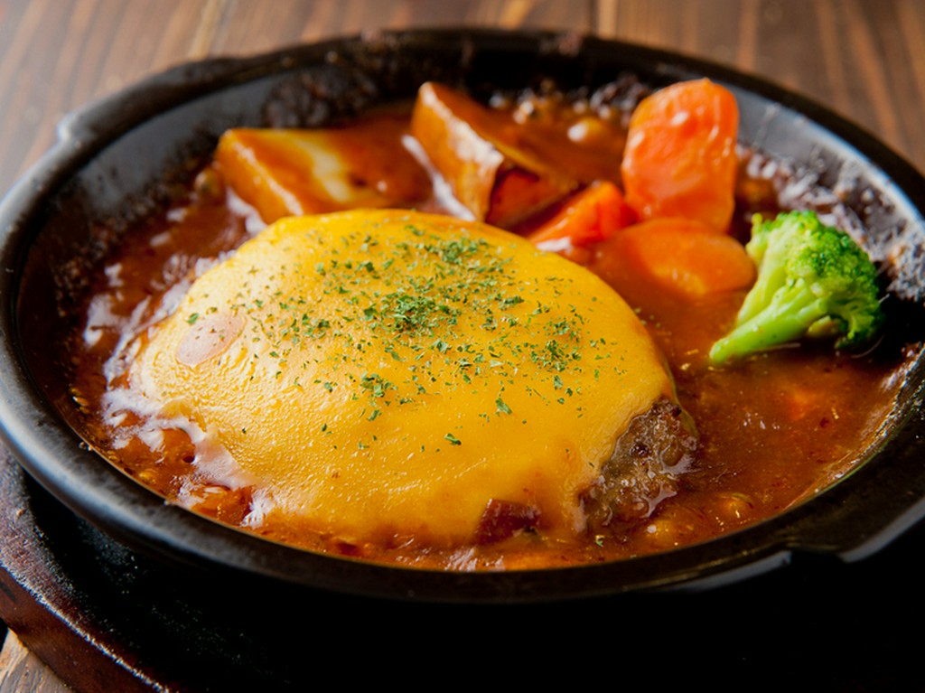 とろ～りゴーダチーズが絶妙に絡む『デミ煮込みチーズハンバーグ』