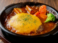 とろ～りゴーダチーズが絶妙に絡む『デミ煮込みチーズハンバーグ』