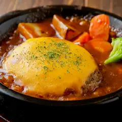 とろ～りゴーダチーズが絶妙に絡む『デミ煮込みチーズハンバーグ』