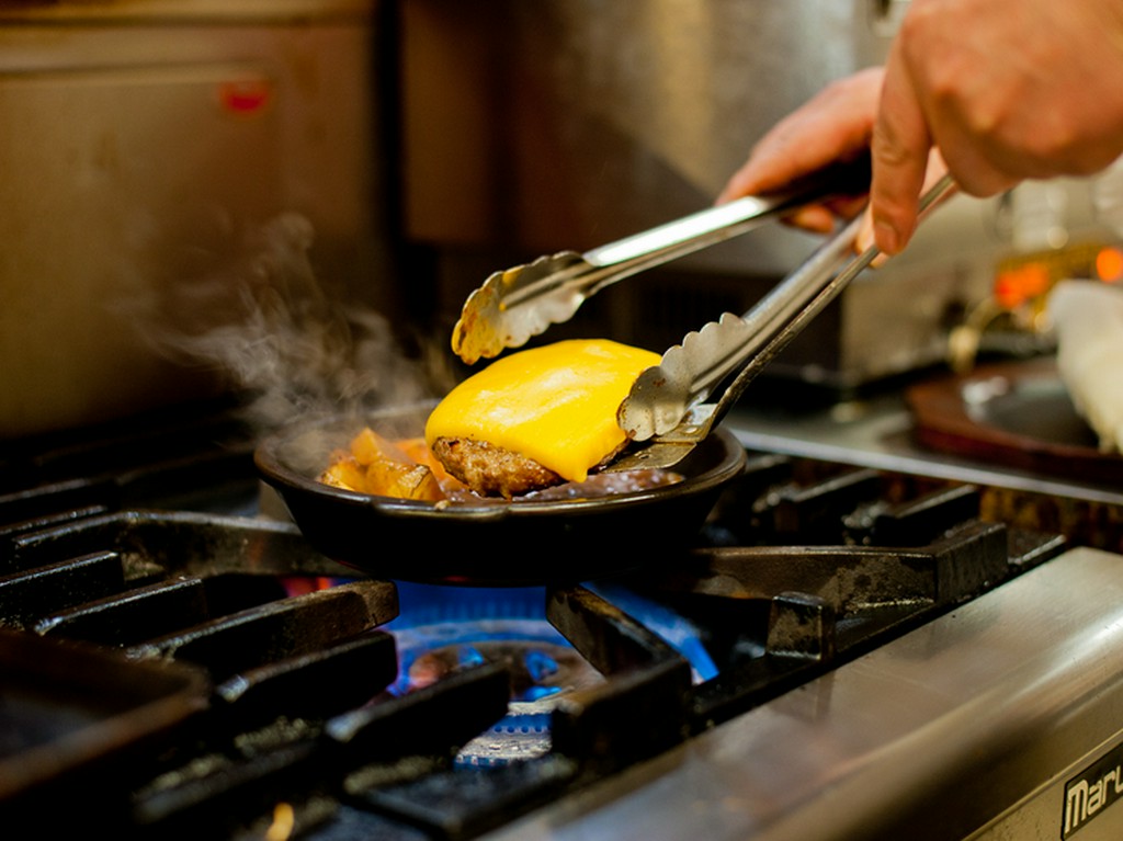 抜群の火入れ具合でジューシーに焼き上げる職人技