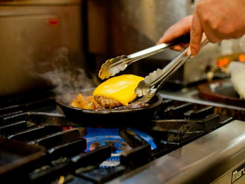 抜群の火入れ具合でジューシーに焼き上げる職人技