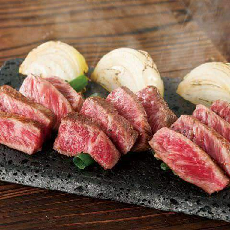 「黒毛和牛霜降りサーロイン・赤身肉」を食べ比べ