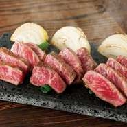 とろけるような脂身の「霜降りサーロイン」、さっぱりとしながら濃い肉の旨みがしっかりと感じられる「赤身肉」など和牛にもこだわったラインナップ。肉汁を閉じ込めたミディアムレアのステーキが絶品です。