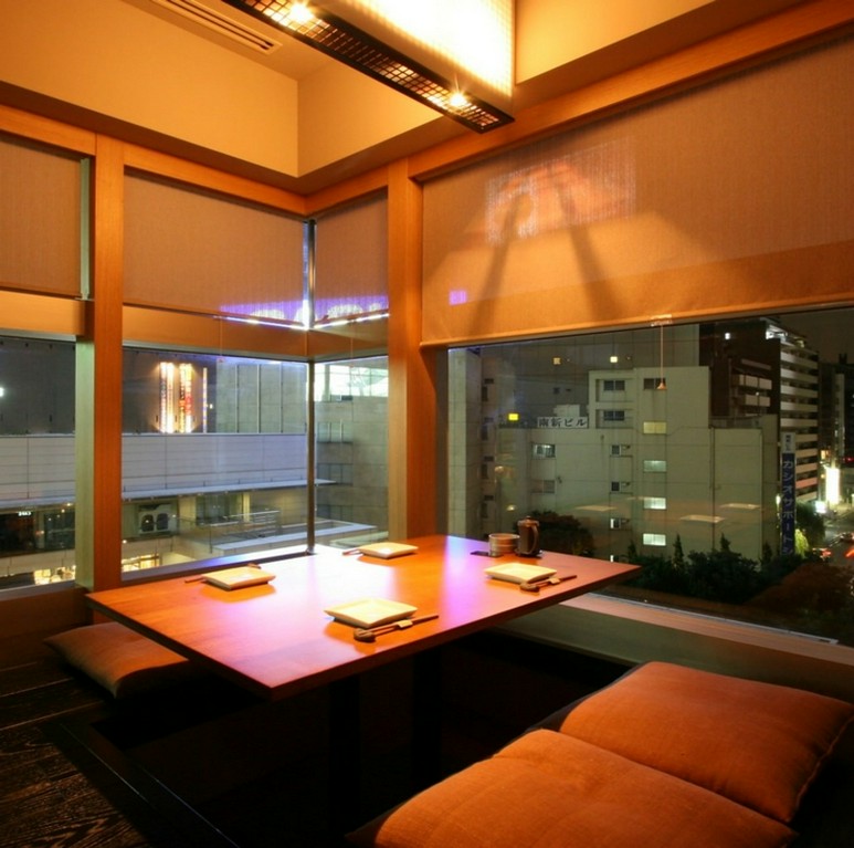 高級感あふれる落ち着いた雰囲気の店内で過ごす大人の時間