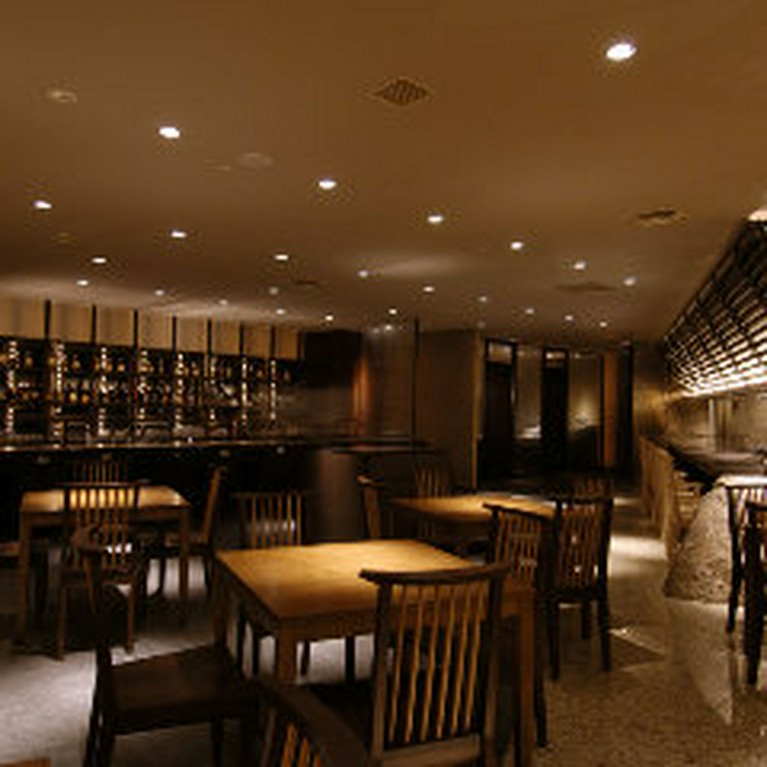 大人の雰囲気漂うデザイナーズ空間で和食を満喫