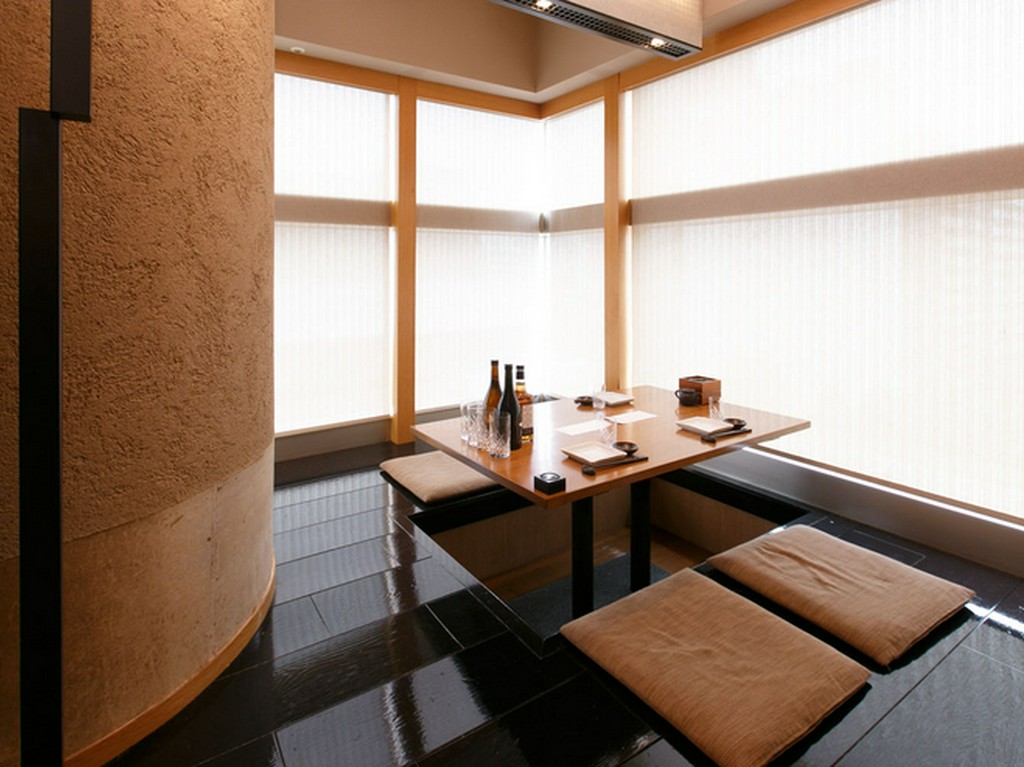 靴を脱いでくつろげる掘りごたつ席も人気