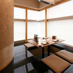 靴を脱いでくつろげる掘りごたつ席も人気