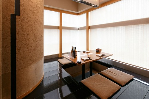 靴を脱いでくつろげる掘りごたつ席も人気