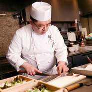 食べる方、来店される方あっての商売なので、お客様第一。美味しい料理の提供はもちろんのこと、目でも楽しめるような盛り付け、心地良く過ごしていただけるようなサービスも心掛けております。