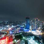 横浜駅直結徒歩3分。落ち着いた雰囲気の店内で響自慢の和食と相性抜群のお酒を楽しめます。横浜の景色が一望頂ける完全個室は全9部屋。更に大切な人と二人で過ごせるカウンター席やテーブル席もあります。