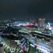 大小様々な完全個室が全9部屋、最大24名様まで利用できるので、横浜の夜景を眺めながらゆっくりと個室で過ごせます。夜景を一望できるカウンター席やテーブル席もあり、大切な人とのディナーにおすすめです。