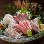 ・刺身三種盛り合わせ　1600円（税込）
・刺身五種盛り合わせ　2400円（税込）
