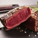 赤身肉は本来あるべき牛肉の味を、教えてくれる存在です。しっかりとした肉質は、口に入れた時の肉の旨み、食べ応えのある弾力が特徴です。　
100g　3200円（税込）