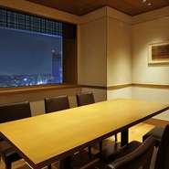 個室の窓からも見える綺麗な夜景