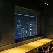 夜景が見える、窓際のカウンター席