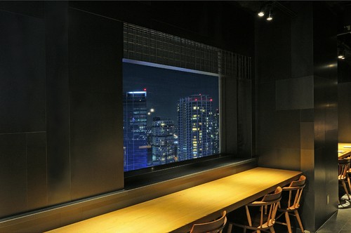 夜景が見える、窓際のカウンター席