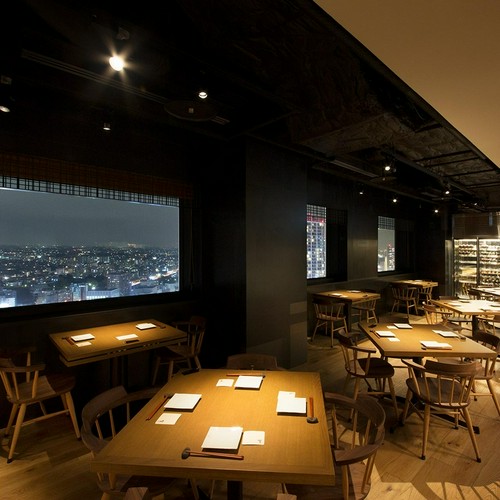 落ち着いた雰囲気のダイニングフロア