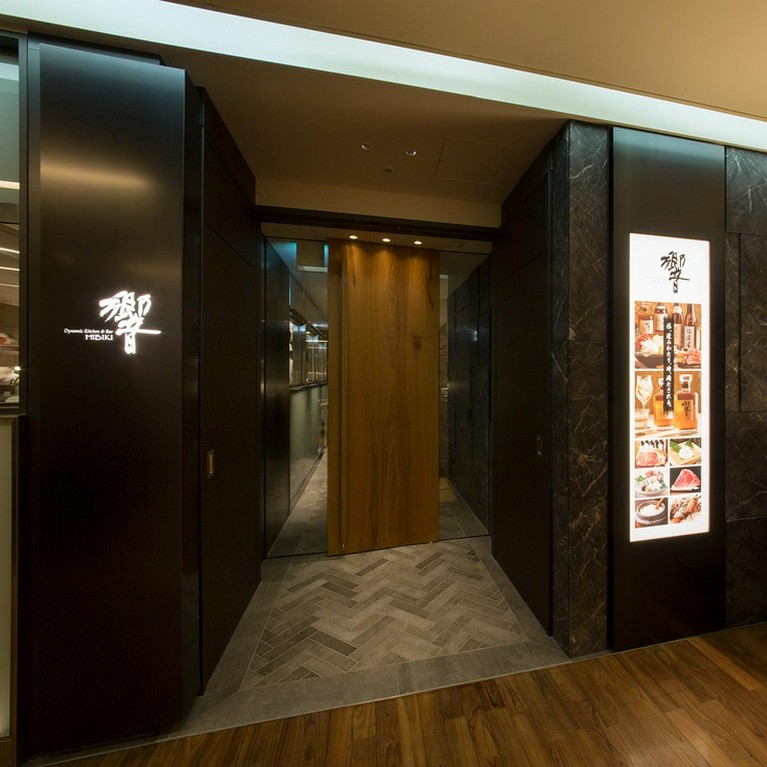 横浜スカイビル内。高級感あふれるエントランス