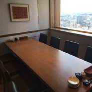 景色のご覧頂ける完全個室でございます。
こちらのお部屋は6名様～8名様でご利用頂けます。

※ディナータイムのみ1000円の個室料を頂戴しております。