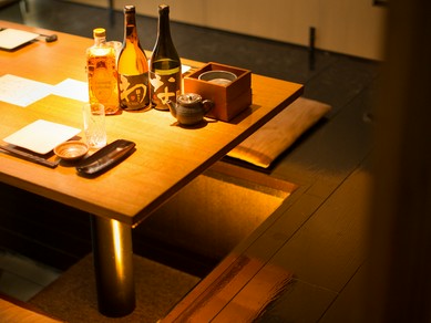 素材の質感を活かしたモダンな和の個室が全12部屋