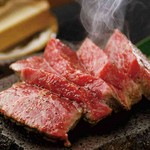 サーロインは肉のキメが細かく適度な霜降りがあります。
舌にのせた時の柔らかさと、まろやかさが黒毛和牛の特徴。