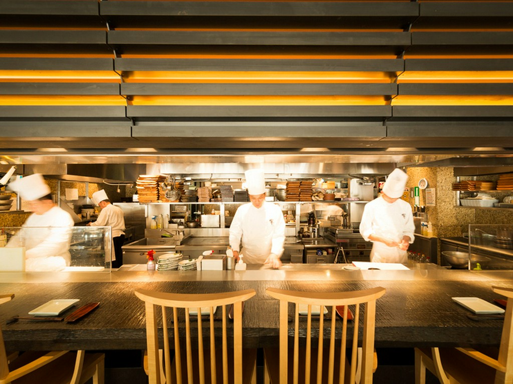 迫力のある調理風景を間近に見られるカウンター席