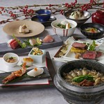 季節美味と黒毛和牛、響の滋味を愉しむお勧め会席プラン
・品数：8品
・人数：2～18名様
・時間：2時間30分
※予約期限：前日の20:00までにご予約ください
＜先付＞焼き胡麻豆腐
＜椀物＞地蛤と独活の澄まし椀